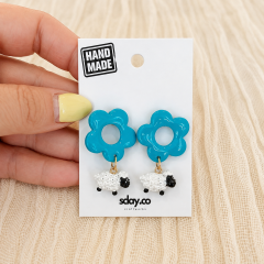 Mavi Çiçek – Koyun Figürlü Sallantılı Küpe