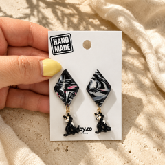 Mavi Pati | Beyaz Kedi Figürlü Sallantılı Küpe