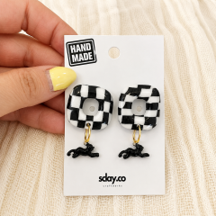 Siyah-beyaz dama + koşan siyah kedi
Kaçak | Kedi Figürlü Sallantılı Küpe